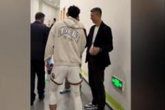季后赛首秀砍37分11助！郭士强赛后球员通道暖心互动林葳