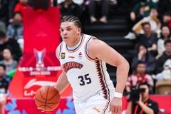 洛夫顿半场表现中规中矩：11投4中贡献9分3板4助3断1帽