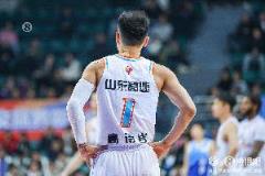 高诗岩上半场高效输出山东仍落后18分