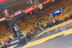 琼阿梅尼分享NBA比赛现场视频，享受休闲时光