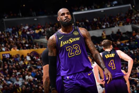 NBA夏季球员市场动向：詹姆斯、哈登等可能离队，绿军或将有重大动作