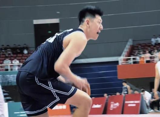 辽宁U22男篮冲击小组头名，王俊杰24+9助力四连胜，双塔攻防双赢