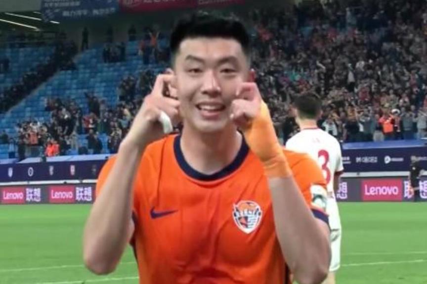 冯伯元：我非常欣赏伊布的中锋位置，有时也在模仿他