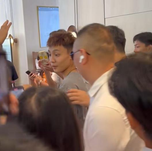 徐杰见面会爆满！球迷云集，造型帅气，休赛期需补强短板