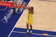 替补奇兵！托平攻防两端表现亮眼，11中7三分4中2砍下18分6篮板3封盖！