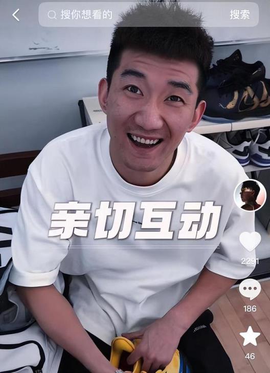周琦自嘲打不過(guò)就加入廣廈，孫銘徽調(diào)侃他是波蘭人