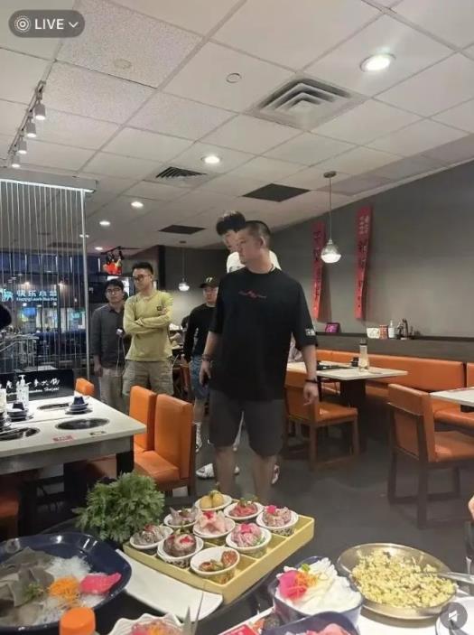 杨瀚森现身波士顿引关注 网友在火锅店偶遇他