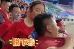 连云港扳平比分后丈夫男子兴奋展示球衣 苏州妻子怒喝“脱下来”