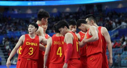 中国男篮集训名单公布，周琦领衔，三名球员意外落选