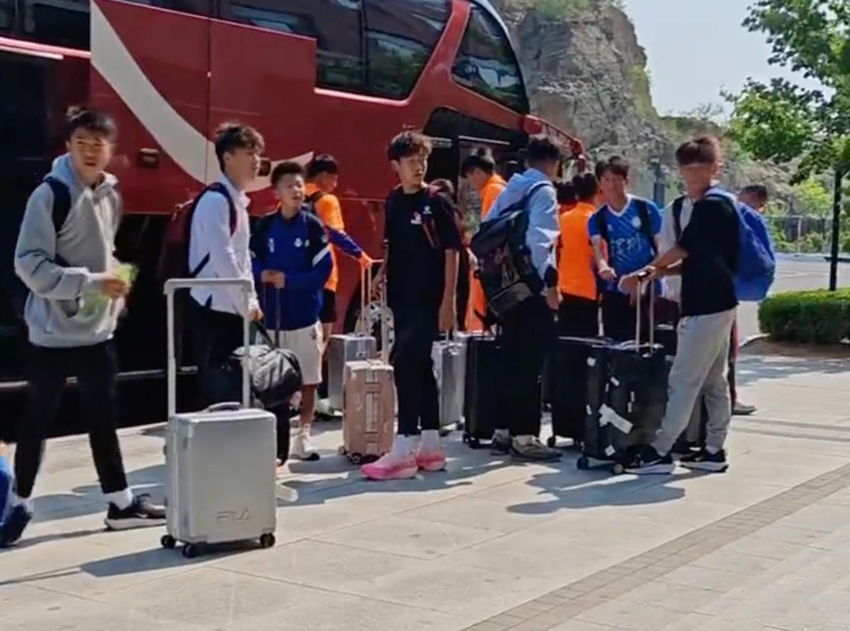 校足教练：嗨球纠纷后青训机构连夜开会请法务处理