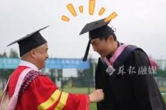 苏州大学副校长赴训练基地为苏州队守门员纪振勇拨穗