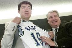 小杨16号球衣上架，同号码五位名人堂球员齐聚