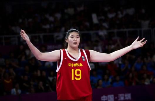 女篮12人名单出炉，宫鲁鸣临门一脚清人，却错失内线巨擘