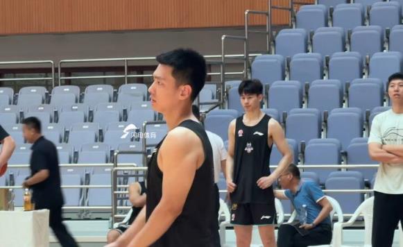陈培东致谢家乡球迷 点赞热爱篮球的少年们