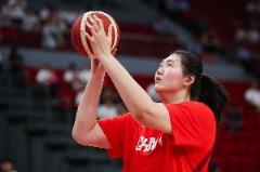 在二樓打球張子宇2米26 vs 印尼最高球員1米83，差距43厘米！