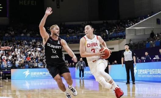 中国男篮大胜沙特，胡明轩4中0引争议