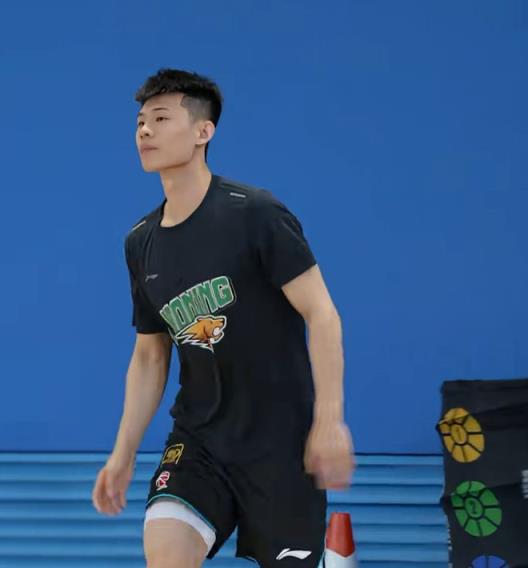 辽宁更新训练！王岚嵚张峻豪在队，代彦龙跟队，杨鸣骑单车训练
