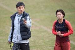 王霜回应贾秀全“茶叶梗”：不需要买，是他送我们喝