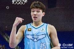 杨瀚森半场4中4高效输出9分4板三分1中1