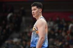 状态火热！阿不都沙拉木首节5投4中高效砍下10分6篮板2助攻1抢断