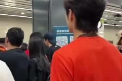 RAPPER张颜齐现场观看国足