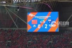 国足球员赛后集体谢场，现场球迷高喊：继续战斗！不要放弃！