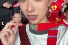 震撼！退钱姐晒视频：7万人一起唱国歌是什么效果？