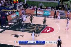 尷尬吐餅曾凡博靈性分球，周琦面對(duì)空籃竟離譜大力扣飛