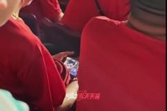 踢的太难看？国足看台上的大爷直接看起了CBA