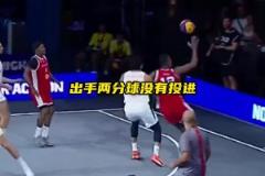 场上听起来像有十几个人在打球...