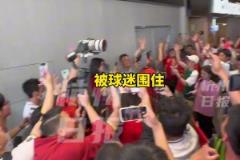新加坡门将桑尼现身杭州奥体，被数百名球迷“包围”