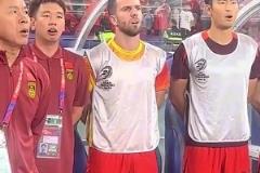 塞尔吉尼奥在替补席和队友一起唱国歌