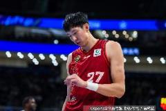 周琦完成角膜缝合手术