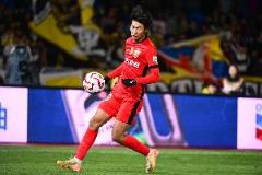 19岁李新翔中超首秀神迹：1射2传单挑防线破门