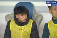 王钰栋伤退后重返替补席