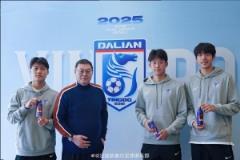 欧塞尔俱乐部主席周云杰抵达大连英博与毛伟杰、朱鹏宇等合影