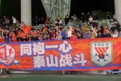 泰山队4-3逆转梅州赛后谢场，球员致意200余名客场球迷