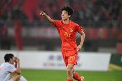 记者赞朱鹏宇：国足中锋新星崛起，大连小将展现黎兵遗风