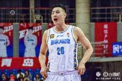 翟晓川狂抢9个前场篮板 队长以身作则引领团队取胜