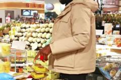 网友偶遇吉林外援琼斯逛超市：装了一车菠萝是要进货吗