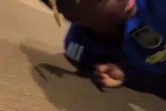 尼科打乒乓球輸給亞馬爾后接受懲罰，滑稽的樣子給亞馬爾笑麻了！