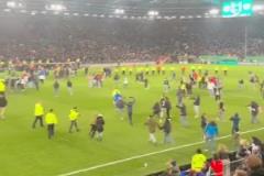 這就是足球！德丙球隊比勒菲爾德淘汰勒沃庫森，賽后球迷沖場慶祝