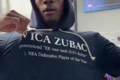 快船队友身穿特质衣服支持祖巴茨当选DPOY