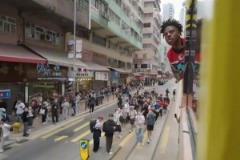 笑死！甲亢哥在公交上被對(duì)面駛來的公交車投喂香蕉