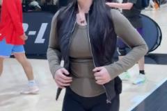肘子姐沁纯：衣服一脱 手感火热