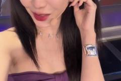 湖人輸了美娜勉強(qiáng)的笑，可惜了這一身紫色韻味