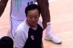 脾气火爆！名场面：刘维伟不满判罚，对裁判贴脸开大被罚出场！