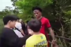 越說越過分，小球迷稱梅西是侏儒，甲亢哥及時(shí)打停