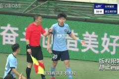 申花女球迷連續(xù)大喊：我CAO！于漢超登場1分鐘后就破門
