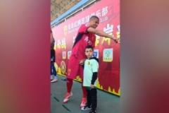 记者揭秘里瓦尔多之子牵手球童真相，爷爷何时到场？